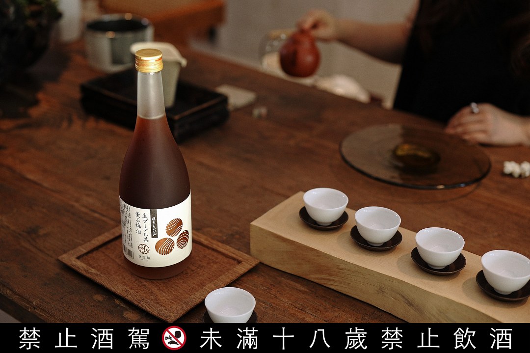 酒款透過生普洱茶承載著時間、風土與收藏價值的意義，將茶葉隨時間轉化出滑潤飽滿茶湯後，轉作為茶梅酒。