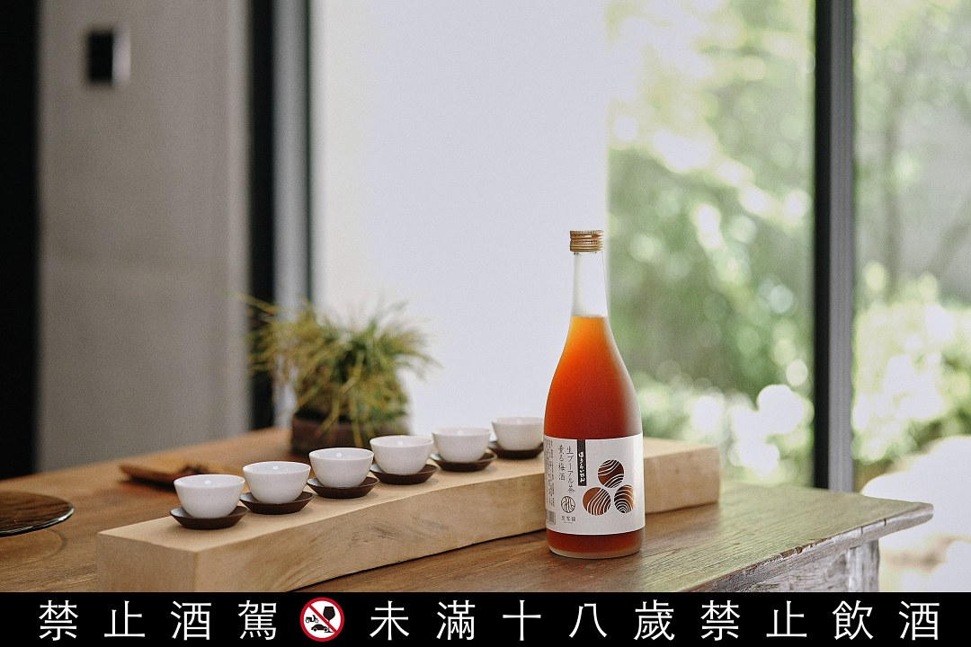 「蓬萊泉 烹雪韻生普洱茶梅酒」由新竹在地茶品牌烹雪韻精選生普洱茶釀造