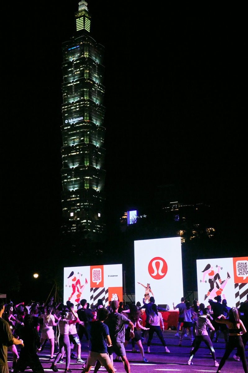 lululemon 聯手台北101點亮大樓外牆