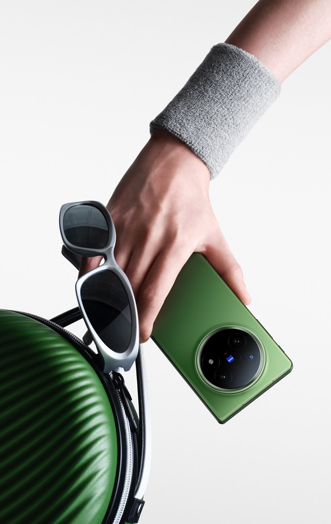 vivo推出X Fold5限定新色「青松」，於指定通路限量販售，建議售價52,990元。