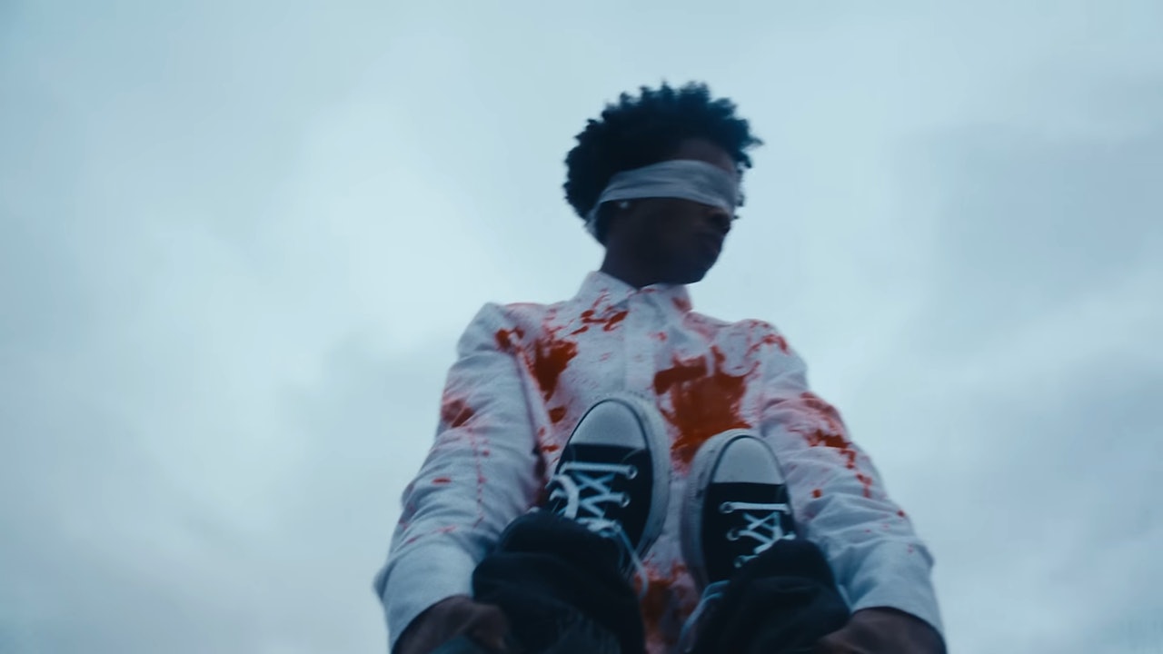 《One More Dance》MV 也出現抬屍體的畫面