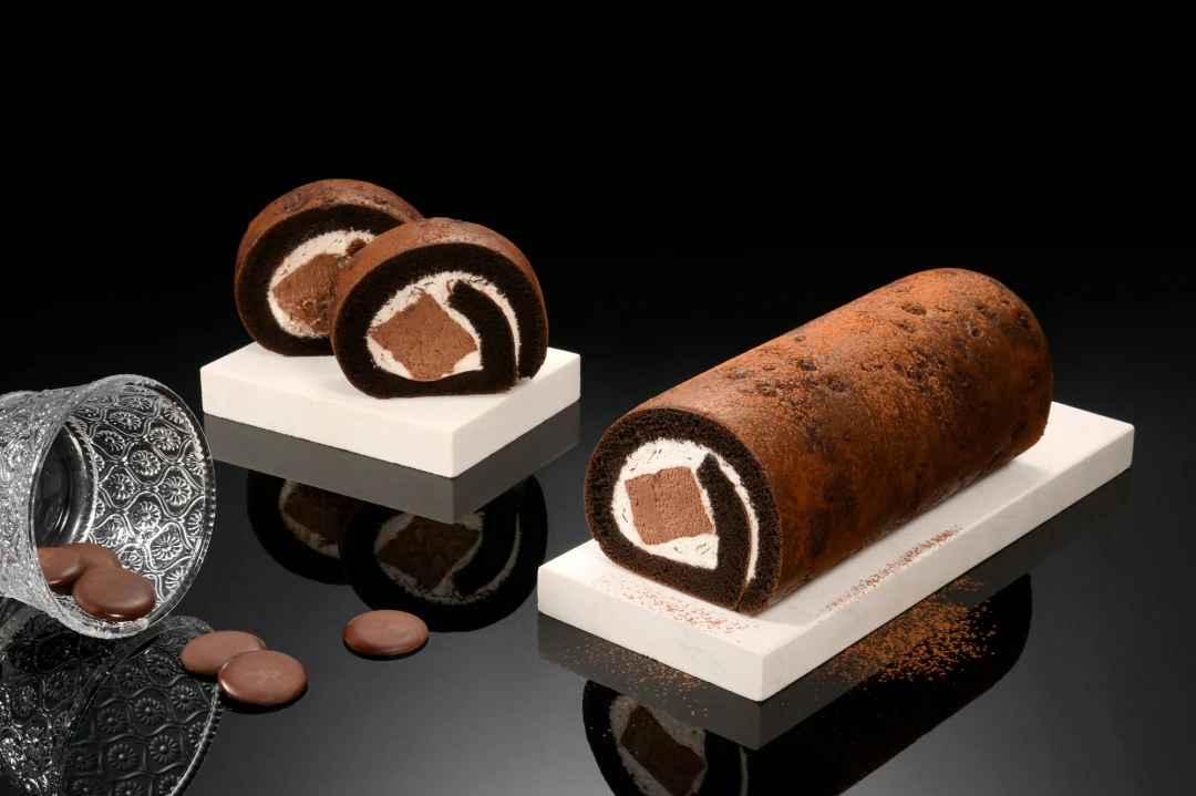 亞尼克「厄瓜多爾黑巧克力生乳捲」特黑蛋糕表皮嵌入珍貴的厄瓜多爾黑巧克力碎片，搭配北海道奶霜與厄瓜多爾黑巧克力慕斯，溫潤中帶有醇厚，售價585元