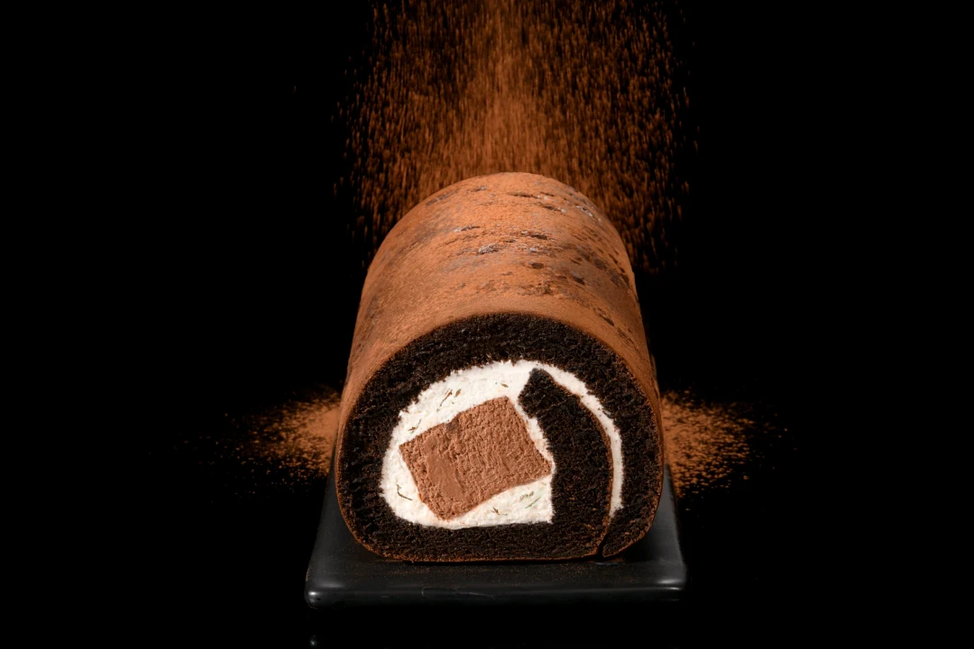 亞尼克攜手正宗比利時巧克力-貝可拉，嚴選產品精選 71%厄瓜多爾黑巧克力，承襲比利時百年極致工藝，打造出「厄瓜多爾黑巧克力」生乳捲