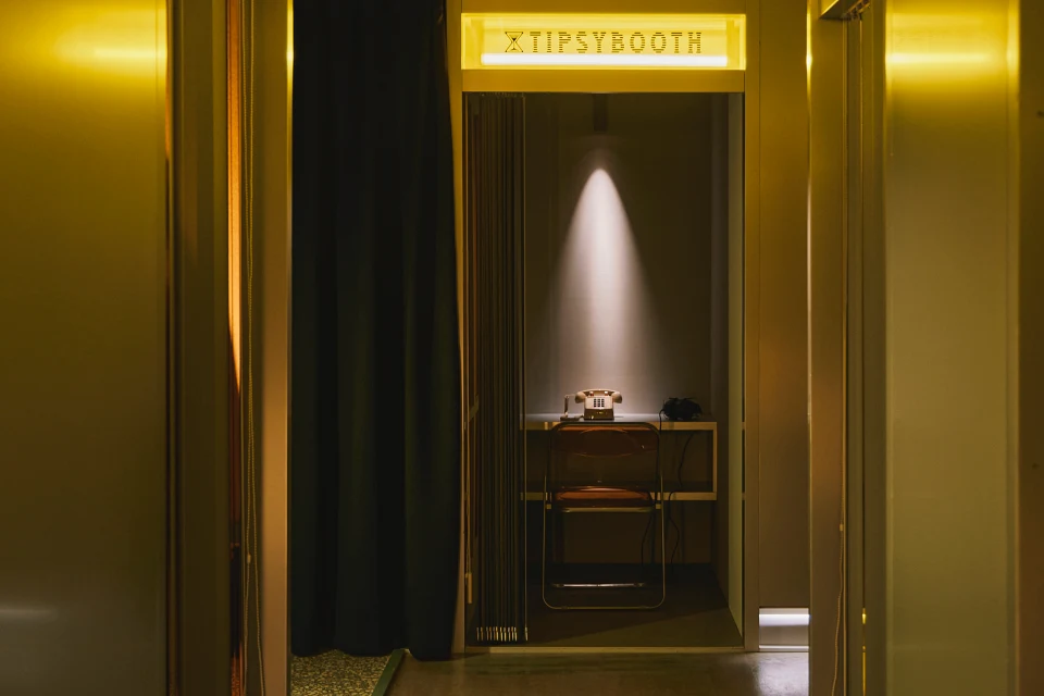 【微醺大飯店：高雄】 沉浸體驗最終章「電話亭」橋段中，攜手數位體驗設計團隊「叁式」，透過AI的溫度，無形的想念得以具象、記憶得以被看見。(驚喜製造提供)