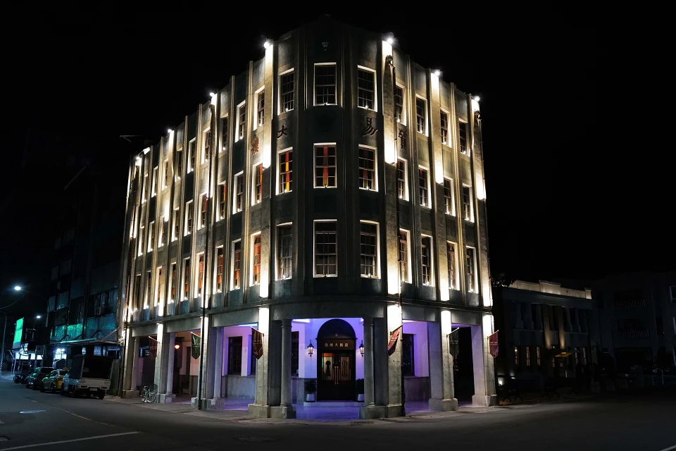 【微醺大飯店：高雄】 《微醺大飯店》選址於具備深厚歷史底蘊的「哈瑪星貿易商大樓」，結合高雄獨特的港灣夜色，開啟四層樓嶄新格局。(驚喜製造提供)
