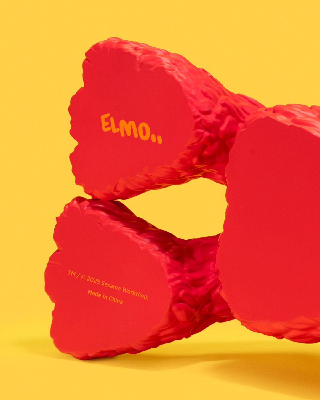 再次夢幻聯動！KAWS x《芝麻街》搪胶公仔系列發布