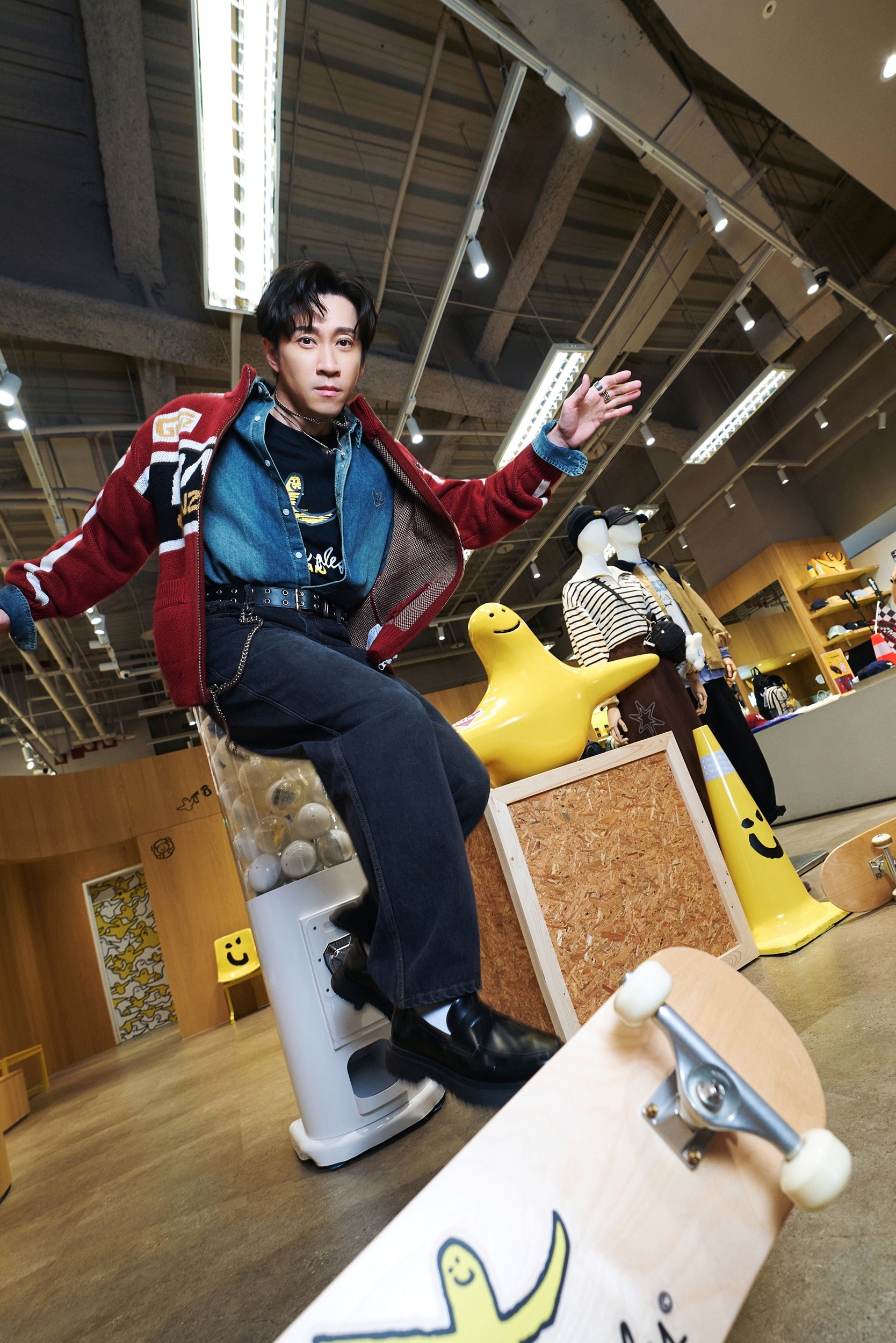 Mark Gonzales 小天使秋冬新品喚起輝煌年代 展現創辦人的天生藝術塗鴉風 傳奇滑板教父Mark Gonzales 藝術創作家 v.s 天生藝人幸福起點 陳漢典詮釋小天使2025 秋冬復古年代「典」型的Gonz Style