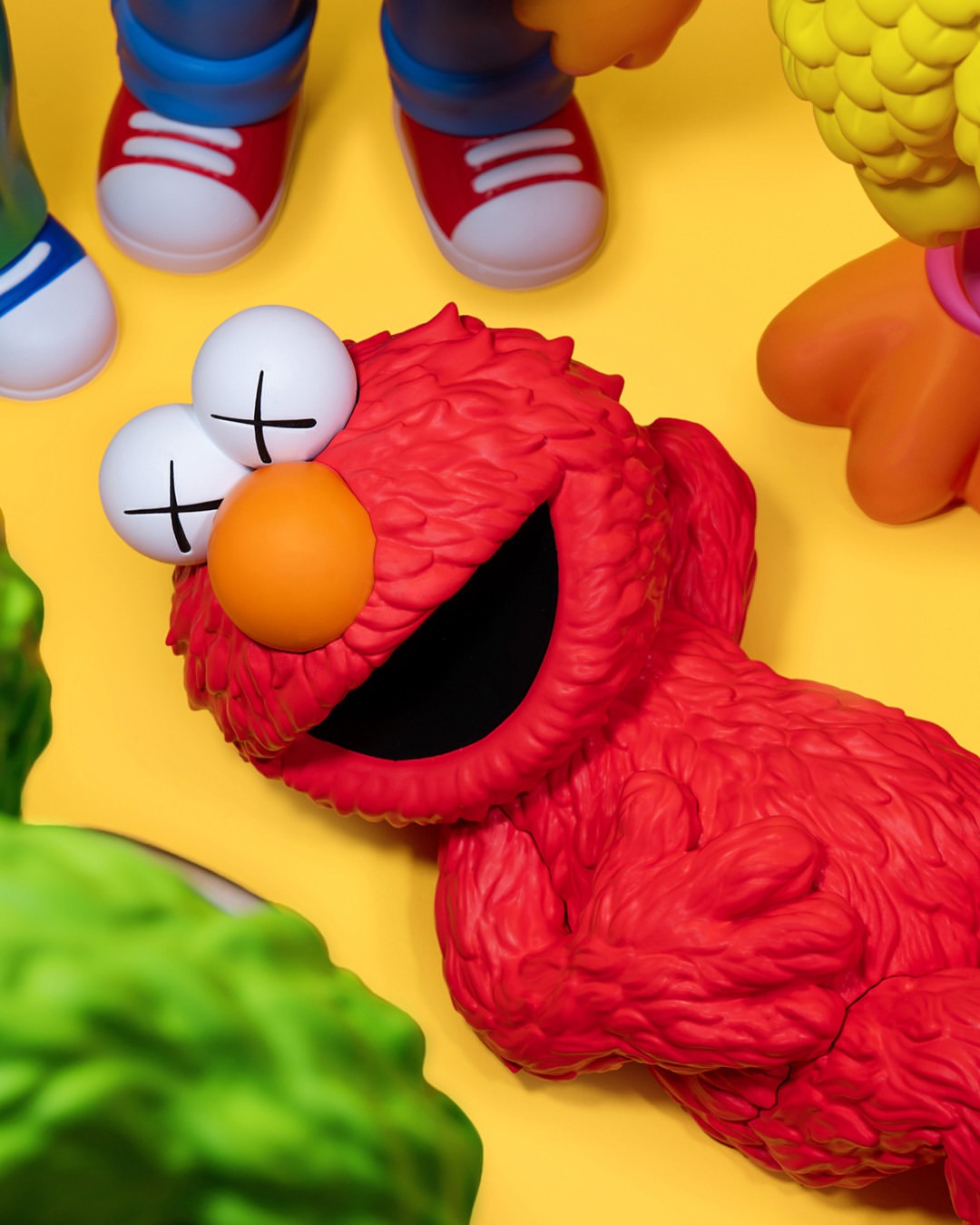 再次夢幻聯動！KAWS x《芝麻街》搪胶公仔系列發布