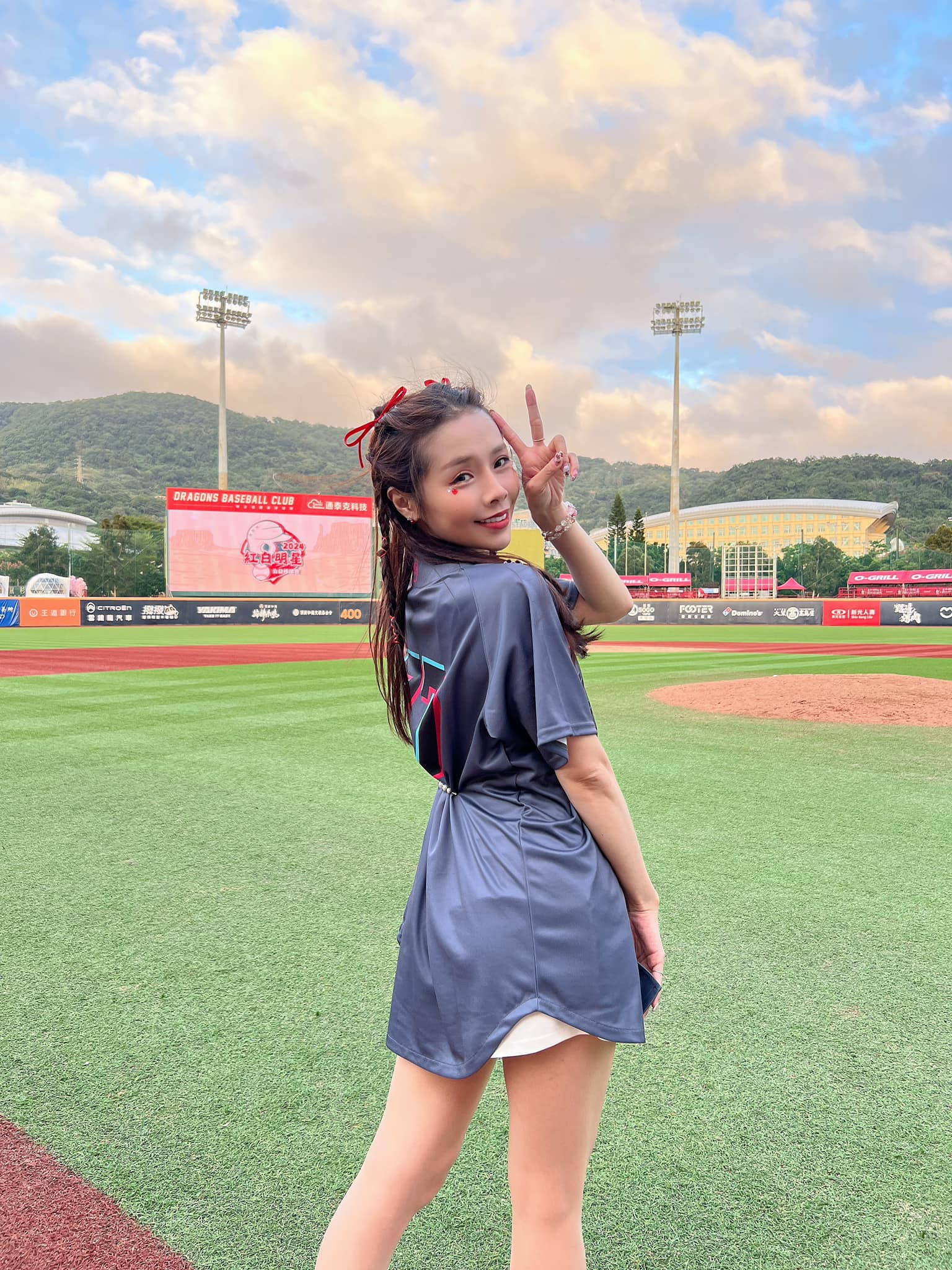 與 60 歲運將熱戀中？「前啦啦隊女神」張語芯認了交往 2 年　火大澄清質疑樂天有內鬼