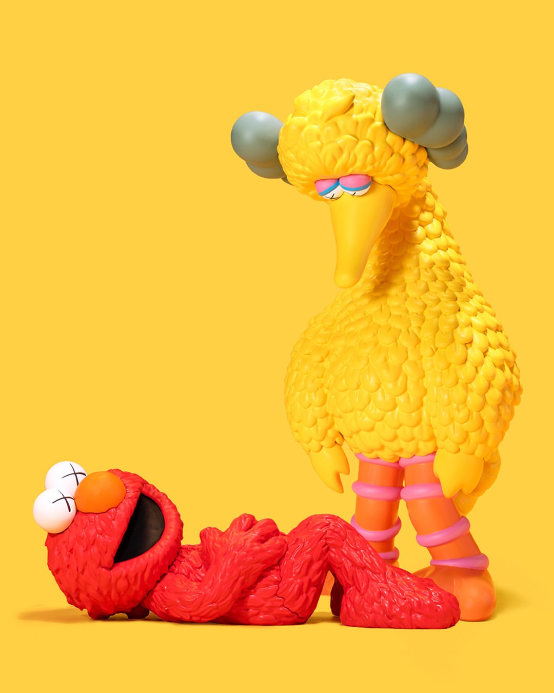 再次夢幻聯動！KAWS x《芝麻街》搪胶公仔系列發布