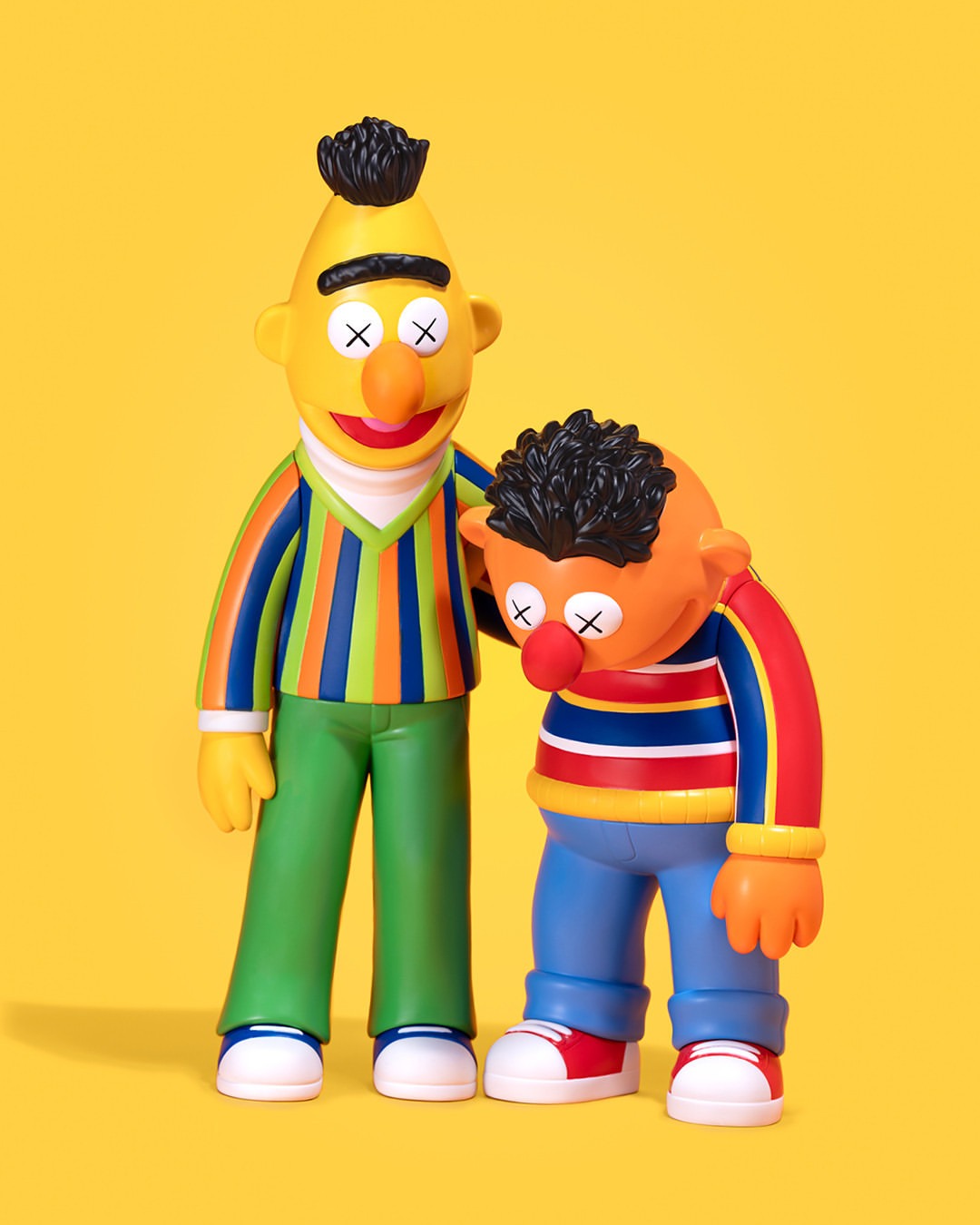 再次夢幻聯動！KAWS x《芝麻街》搪胶公仔系列發布