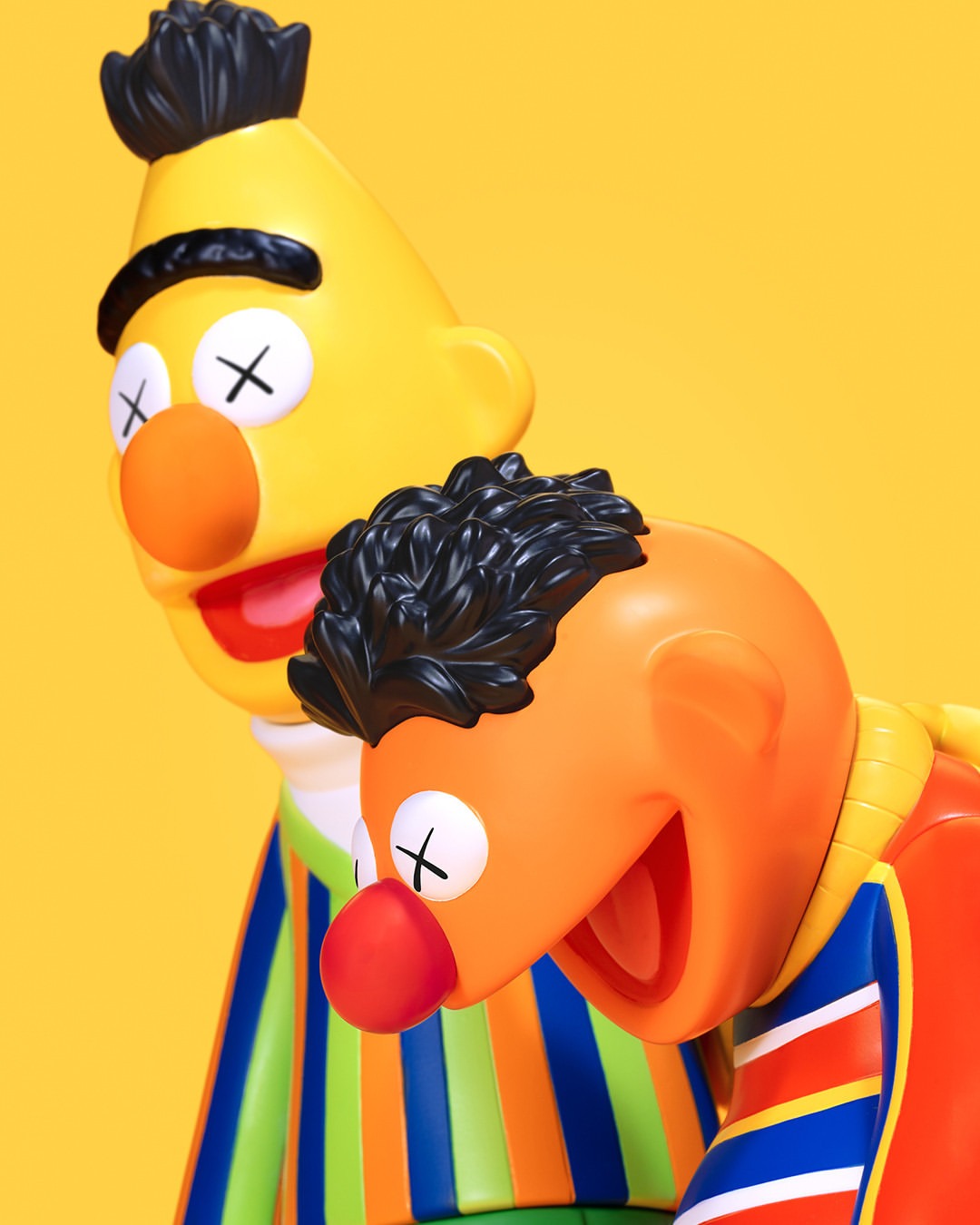 再次夢幻聯動！KAWS x《芝麻街》搪胶公仔系列發布