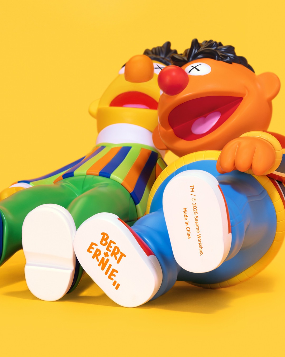 再次夢幻聯動！KAWS x《芝麻街》搪胶公仔系列發布