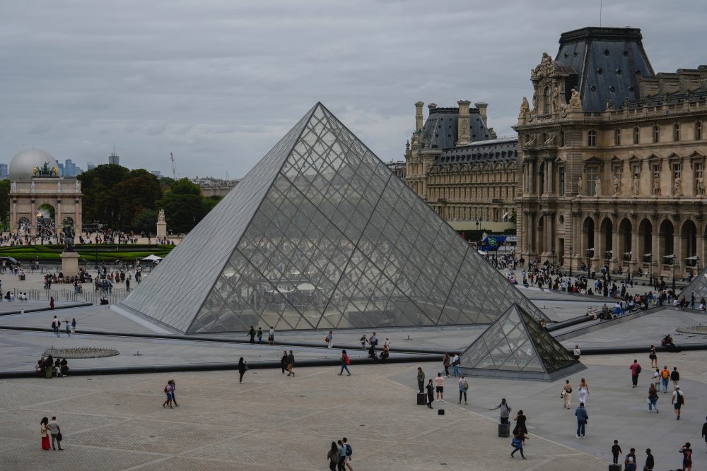 羅浮宮世紀搶案 9 件無價珠寶遭竊！嫌犯騎 Yamaha 機車七分鐘消失