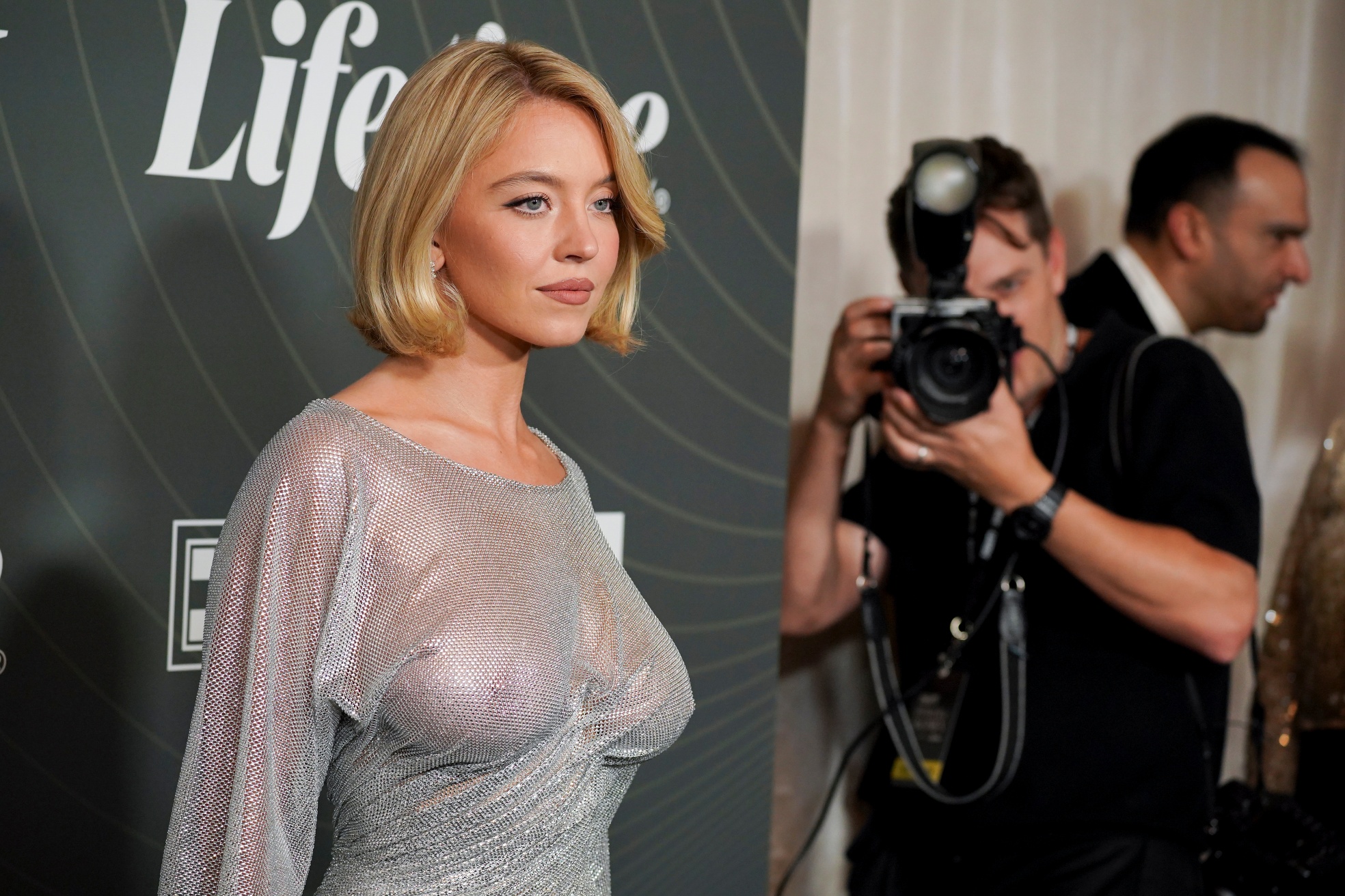 Sydney Sweeney 出席活動，一身超透禮服辣翻全場，讓粉絲都看傻