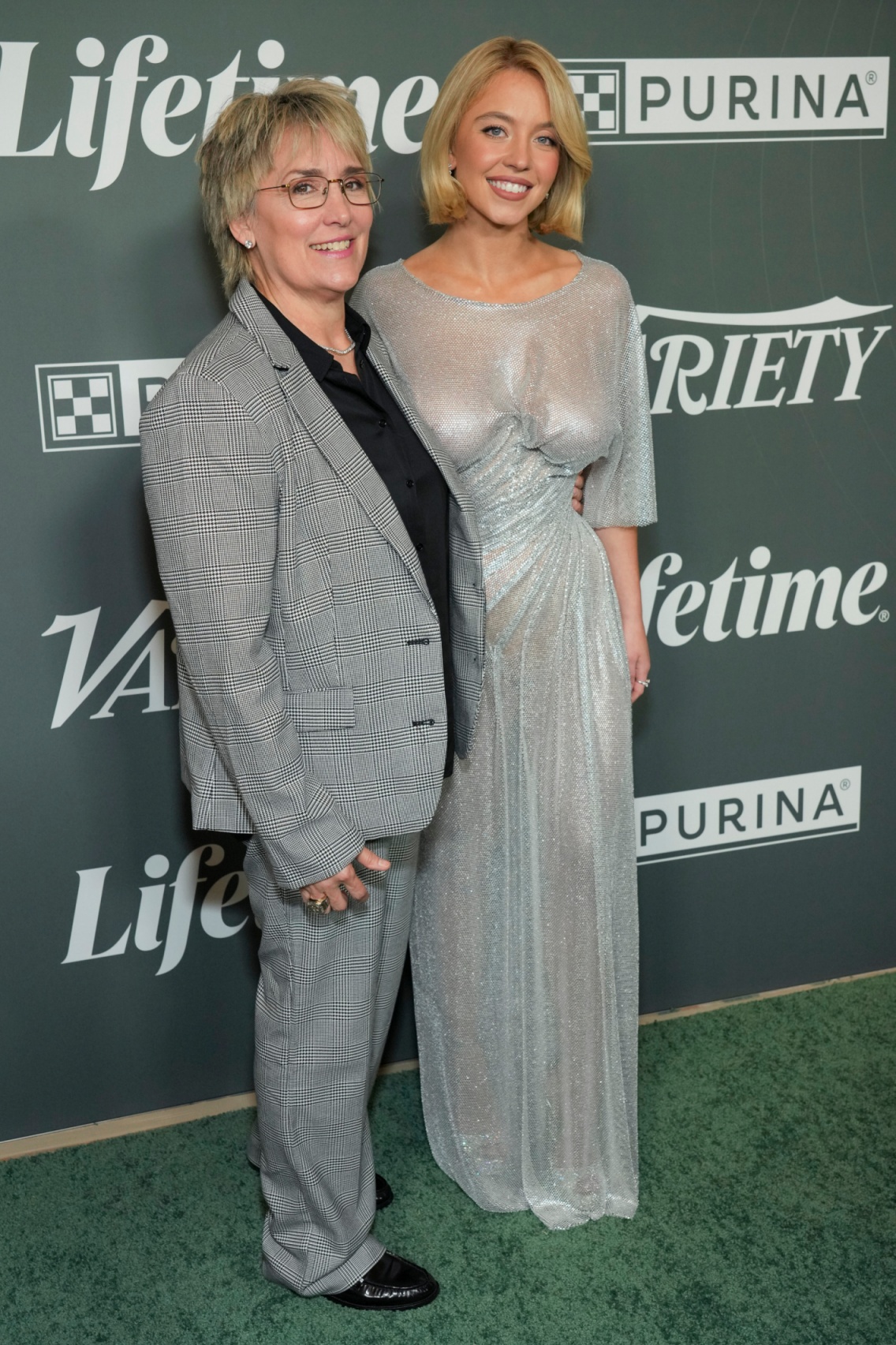 Sydney Sweeney 出席活動，一身超透禮服辣翻全場，讓粉絲都看傻