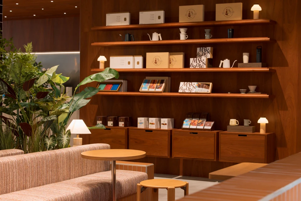 伯朗咖啡館科大店,以深色木質調與北歐極簡線條打造溫潤空間,搭配丹麥設計品牌 HAY 家具,讓每個角落都像居家客廳般舒適。