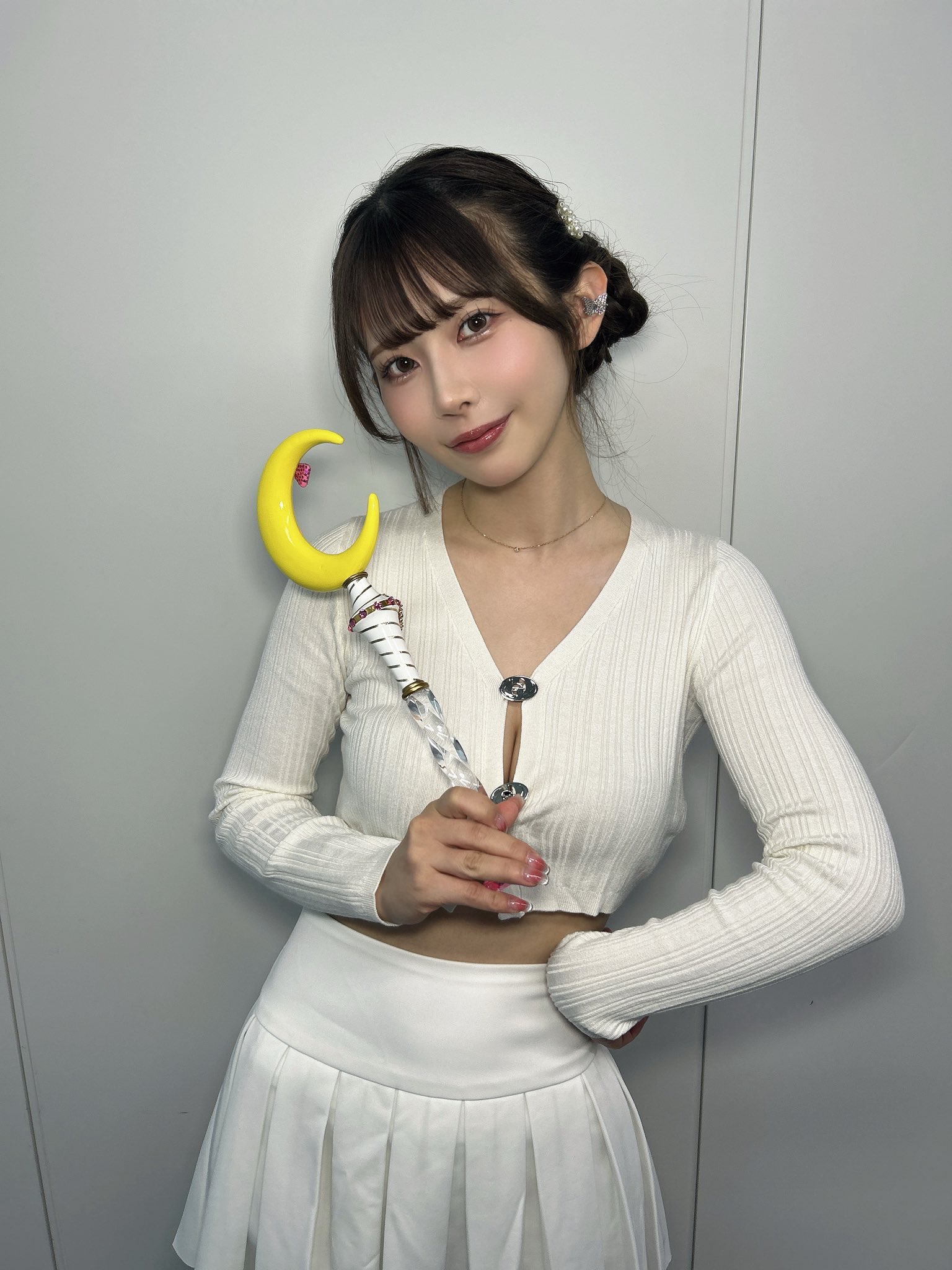 「籃球女孩」再掀話題！葵伊吹 不僅可愛現身 NBA 比賽現場，更與「詹皇」驚喜同框