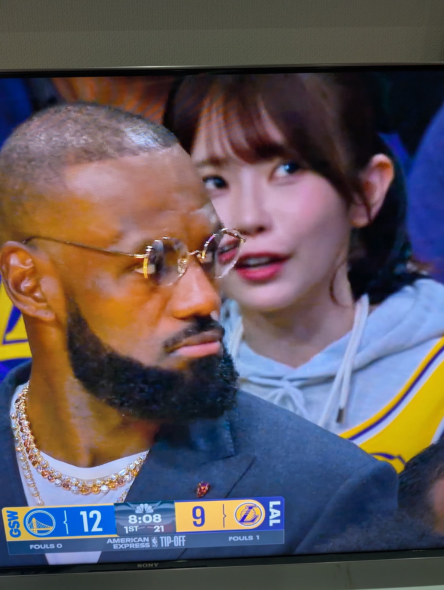 「籃球女孩」再掀話題！葵伊吹 不僅可愛現身 NBA 比賽現場，更與「詹皇」驚喜同框