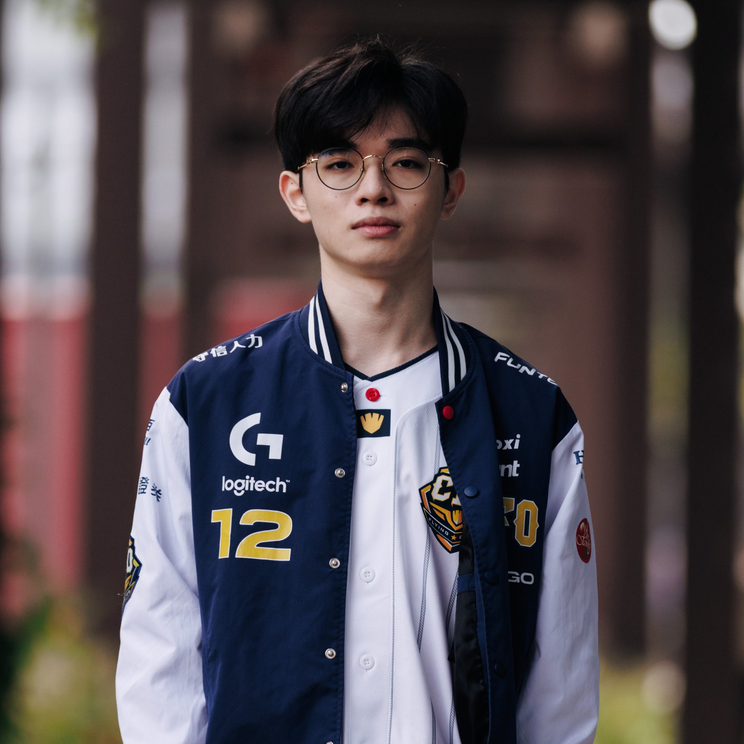 《英雄聯盟》S15 世界大賽，全場看的手心冒汗！CFO 戰勝 T1 取得瑞士輪 2 勝 0 敗