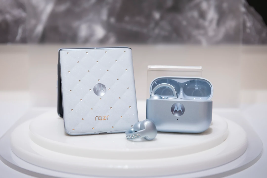 奢華水晶摺疊機！Motorola razr 60 施華洛世奇冰藍限定版開賣！35 顆水晶加持＋耳夾式耳機套組