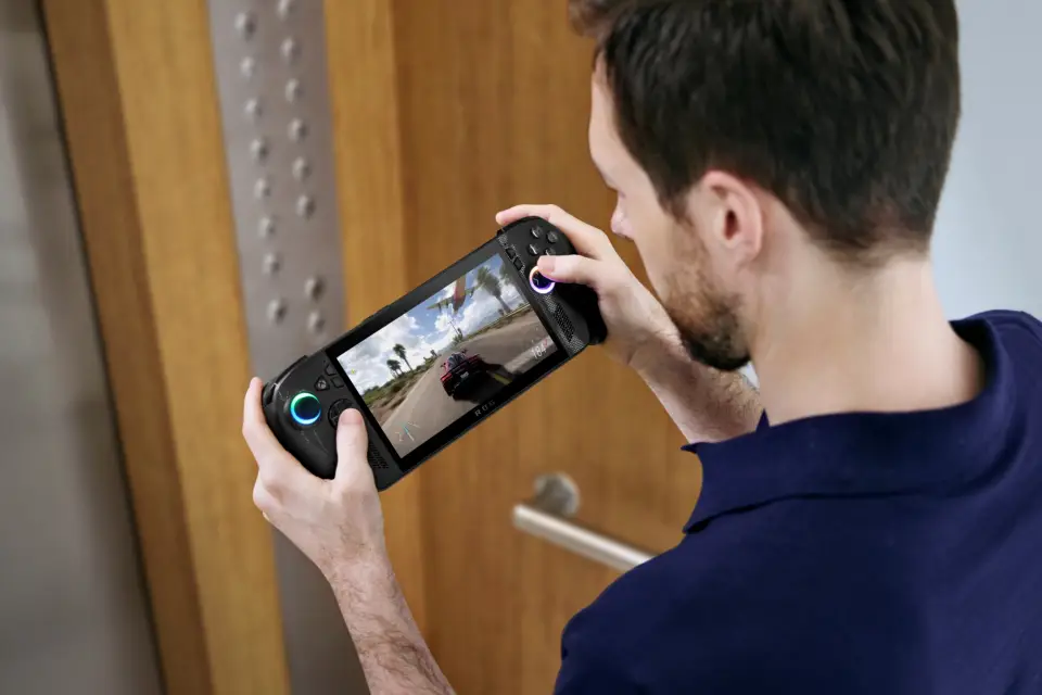 高階經典黑色款ROG Xbox Ally X則搭載AMD Ryzen™ AI Z2 Extreme處理器、24GB記憶體、1TB SSD與80Wh大電池，續航與火力雙滿載。