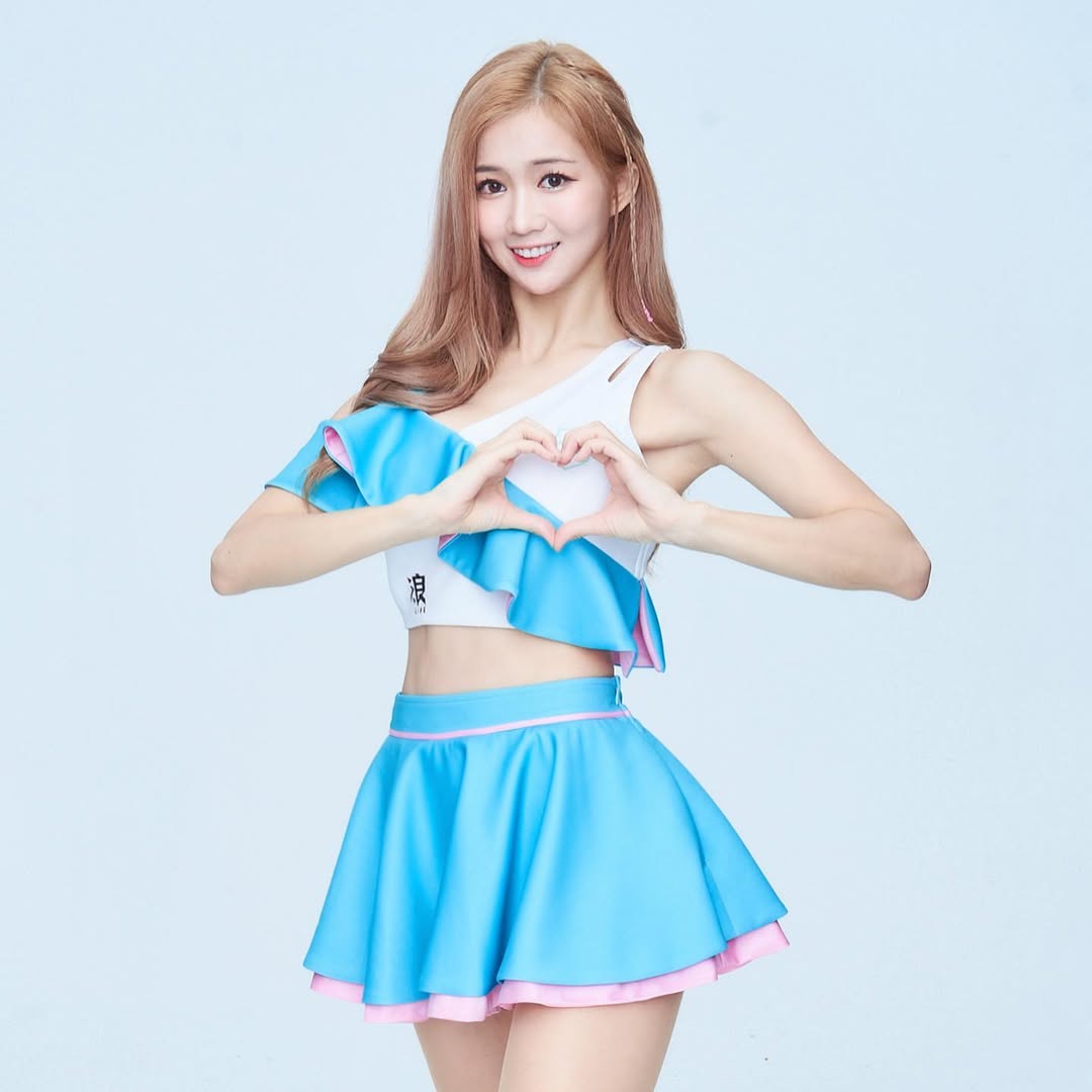 不輸韓援！FA 隊長「秀秀子」豐滿美胸、精實腹肌超狂，網曝：「本人超親民！」