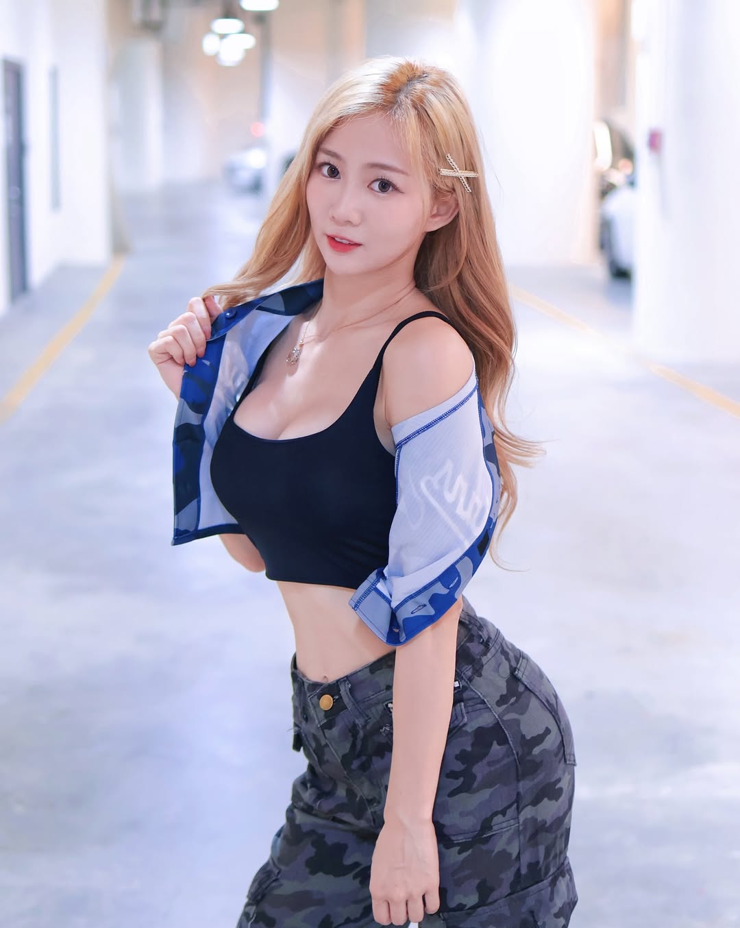 不輸韓援！FA 隊長「秀秀子」豐滿美胸、精實腹肌超狂，網曝：「本人超親民！」