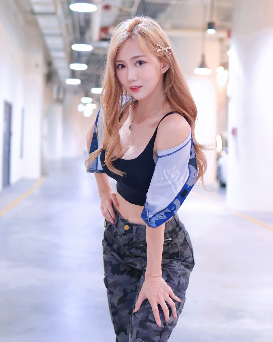 不輸韓援！FA 隊長「秀秀子」豐滿美胸、精實腹肌超狂，網曝：「本人超親民！」