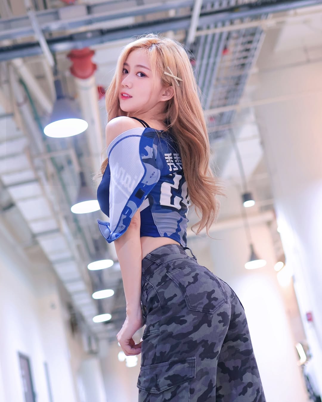 不輸韓援！FA 隊長「秀秀子」豐滿美胸、精實腹肌超狂，網曝：「本人超親民！」