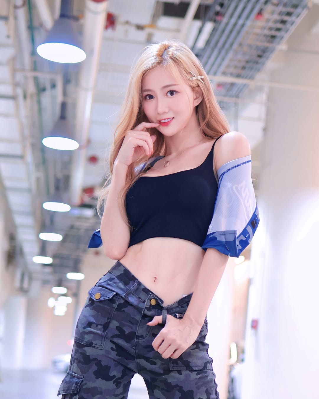 不輸韓援！FA 隊長「秀秀子」豐滿美胸、精實腹肌超狂，網曝：「本人超親民！」