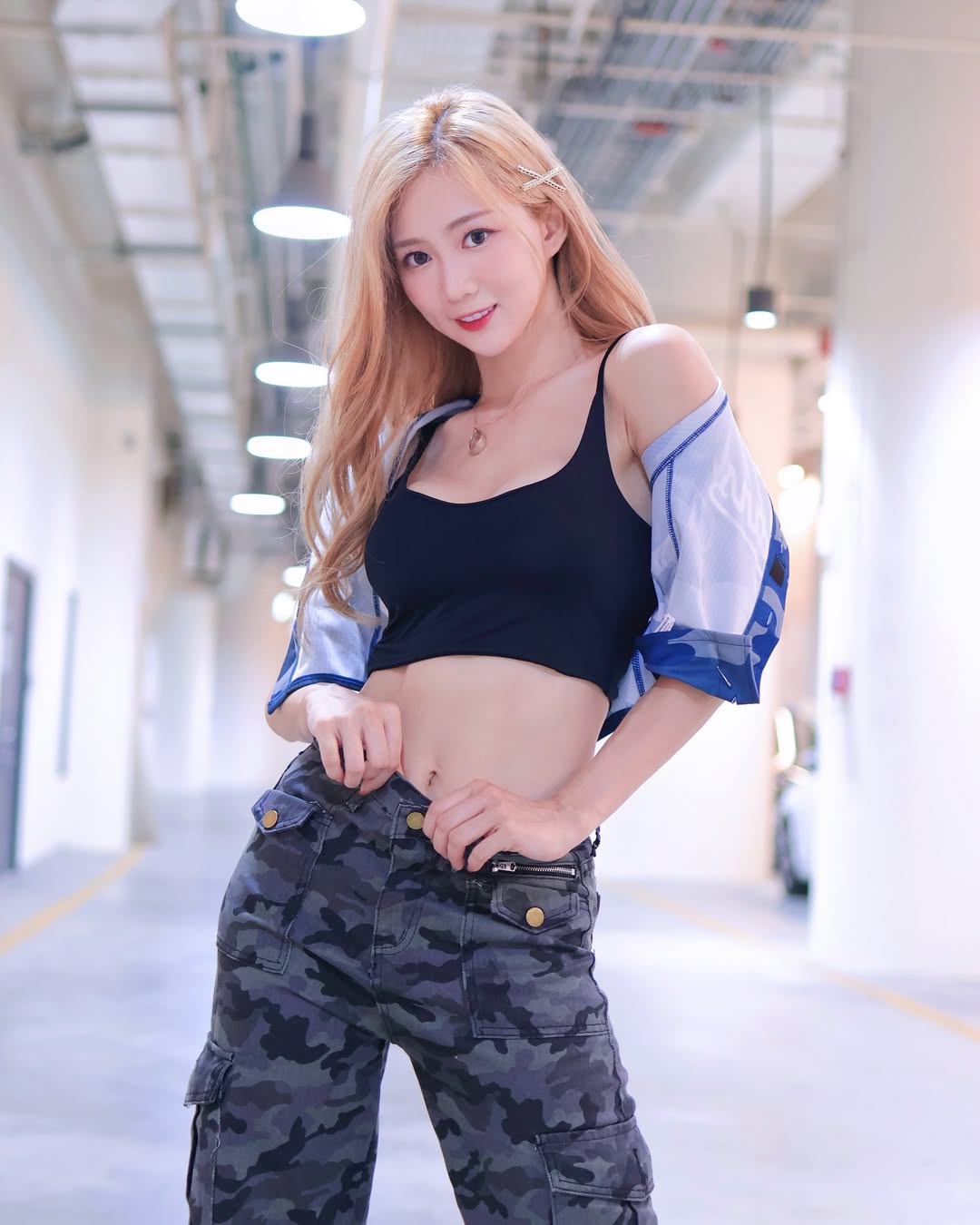 不輸韓援！FA 隊長「秀秀子」豐滿美胸、精實腹肌超狂，網曝：「本人超親民！」