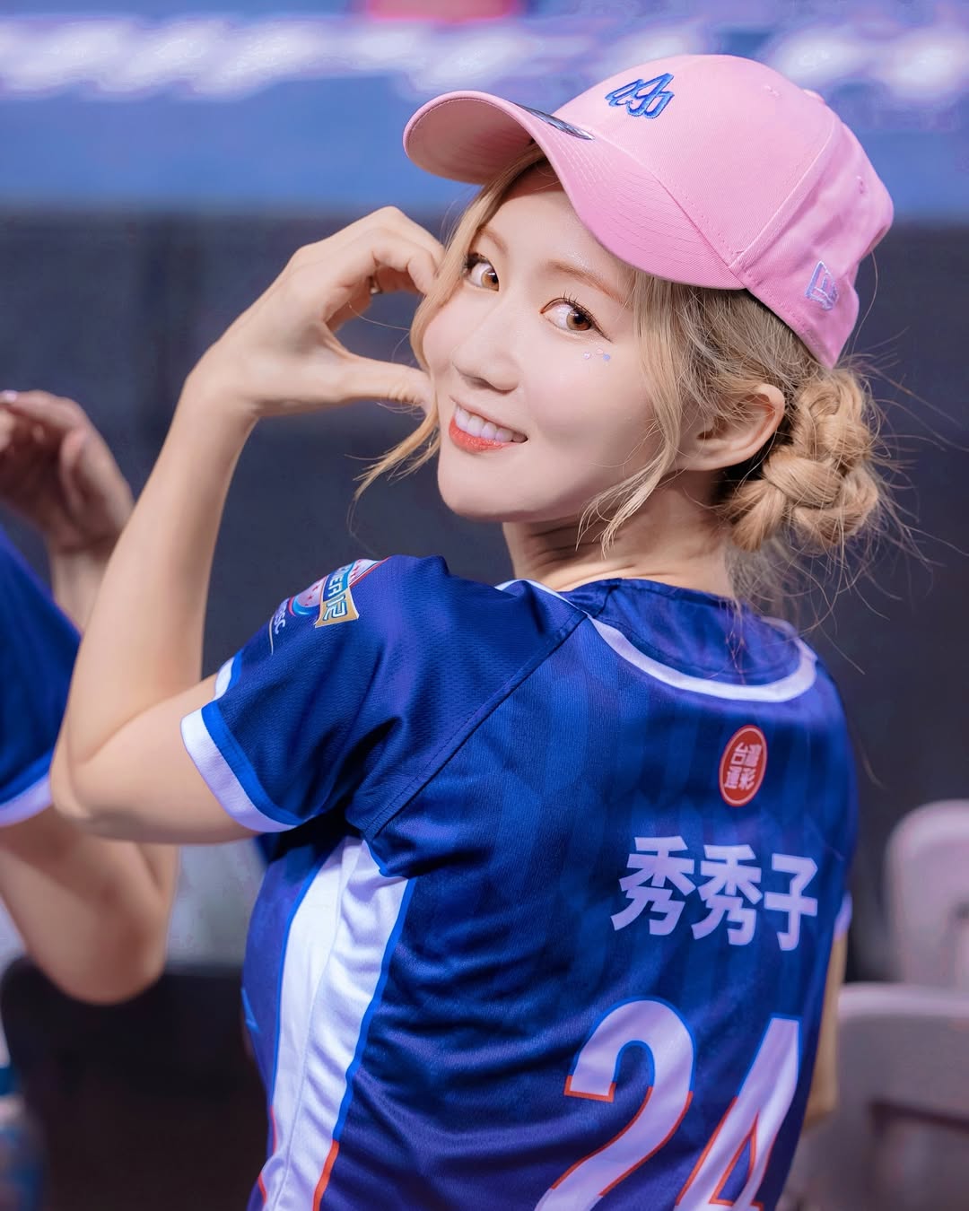 不輸韓援！FA 隊長「秀秀子」豐滿美胸、精實腹肌超狂，網曝：「本人超親民！」