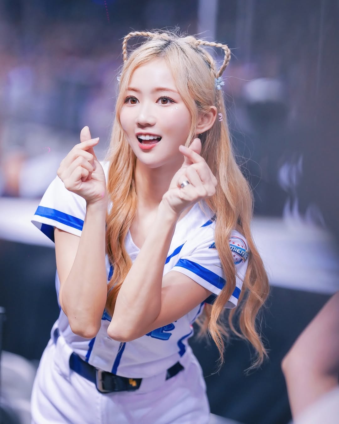 不輸韓援！FA 隊長「秀秀子」豐滿美胸、精實腹肌超狂，網曝：「本人超親民！」