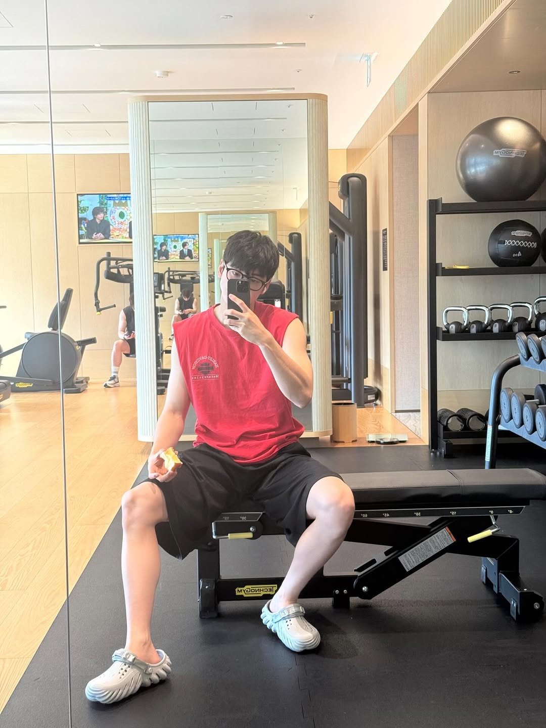 車銀優現身 APEC 現場！帥氣軍裝現身　網友一看全暈：以為拍電影