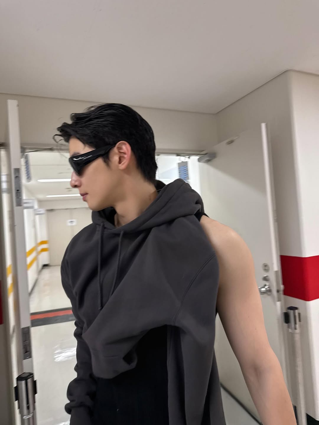 車銀優現身 APEC 現場！帥氣軍裝現身　網友一看全暈：以為拍電影