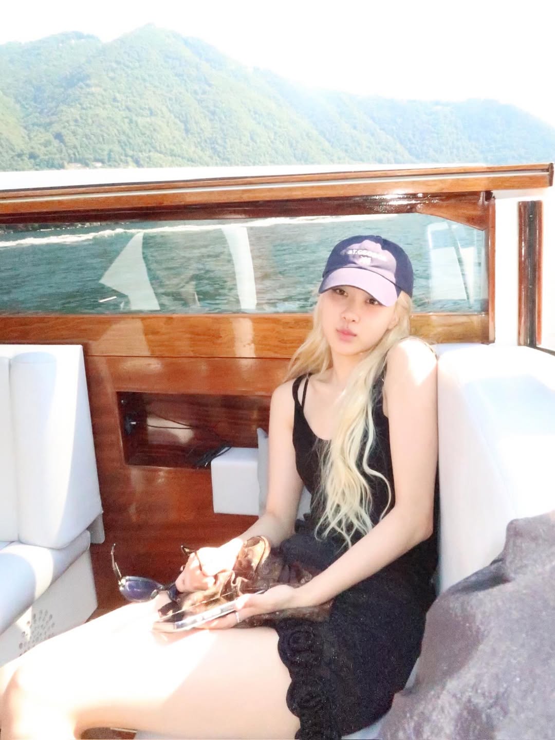 Rosé 疑似遭種族歧視？巴黎時裝周合照突遭卡掉，英國雜誌被罵翻