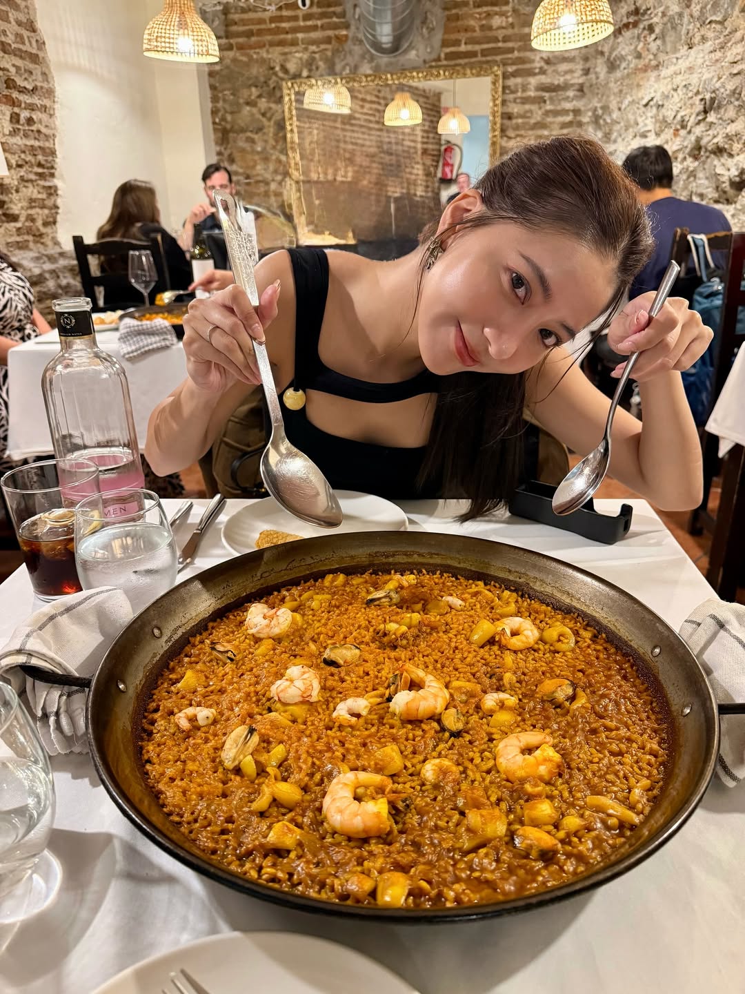 56 萬人氣網紅穿「破萬名鞋」當鏟子超人！美照曝光挨轟蹭熱度，本尊氣炸回應