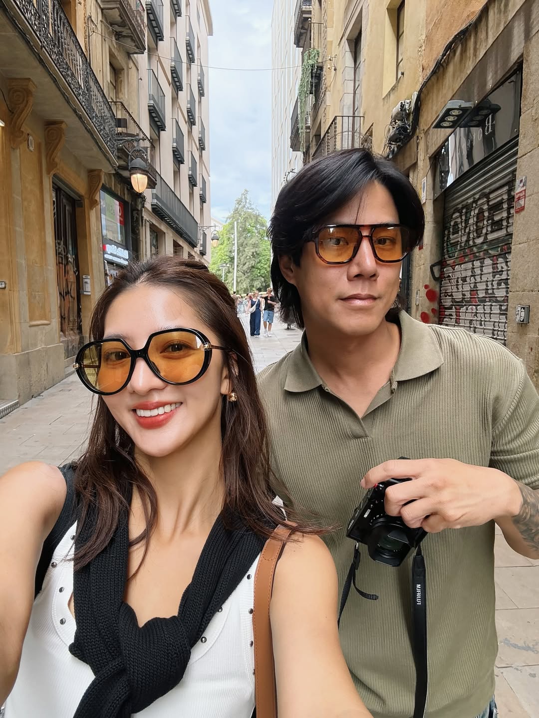 56 萬人氣網紅穿「破萬名鞋」當鏟子超人！美照曝光挨轟蹭熱度，本尊氣炸回應