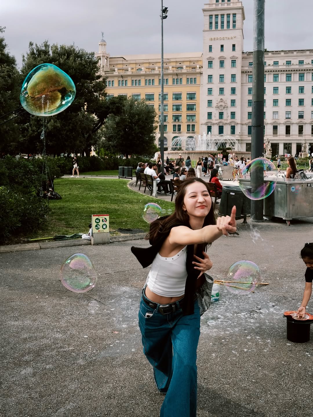 56 萬人氣網紅穿「破萬名鞋」當鏟子超人！美照曝光挨轟蹭熱度，本尊氣炸回應