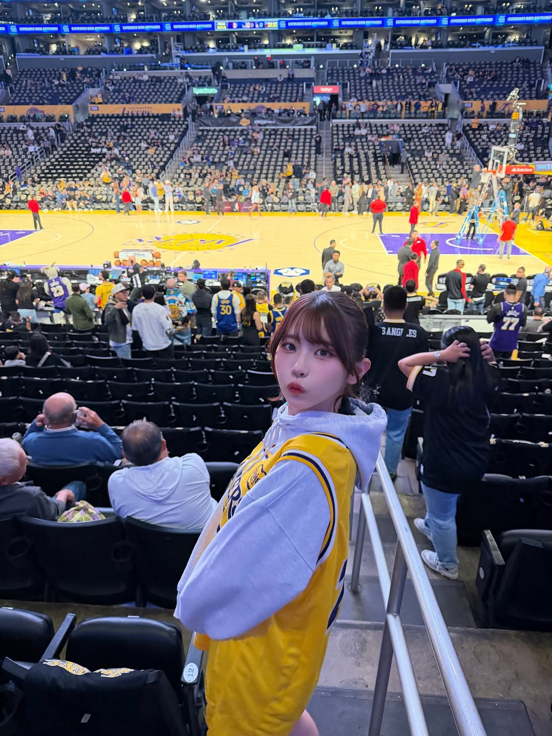 「籃球女孩」再掀話題！葵伊吹 不僅可愛現身 NBA 比賽現場，更與「詹皇」驚喜同框