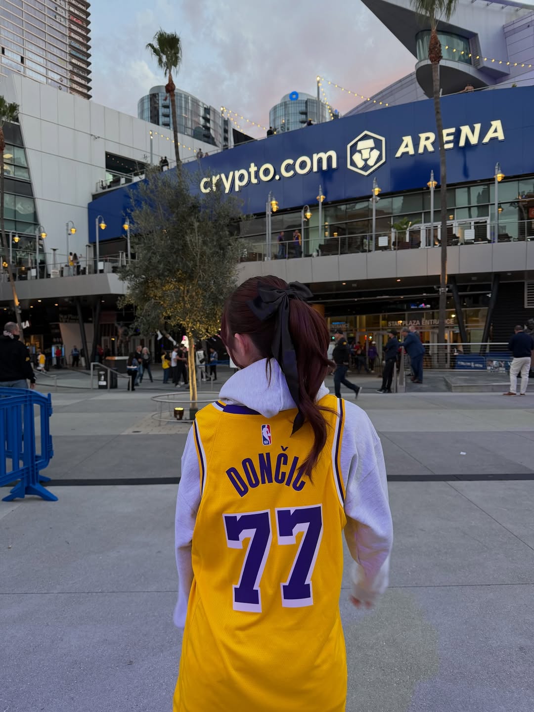 「籃球女孩」再掀話題！葵伊吹 不僅可愛現身 NBA 比賽現場，更與「詹皇」驚喜同框