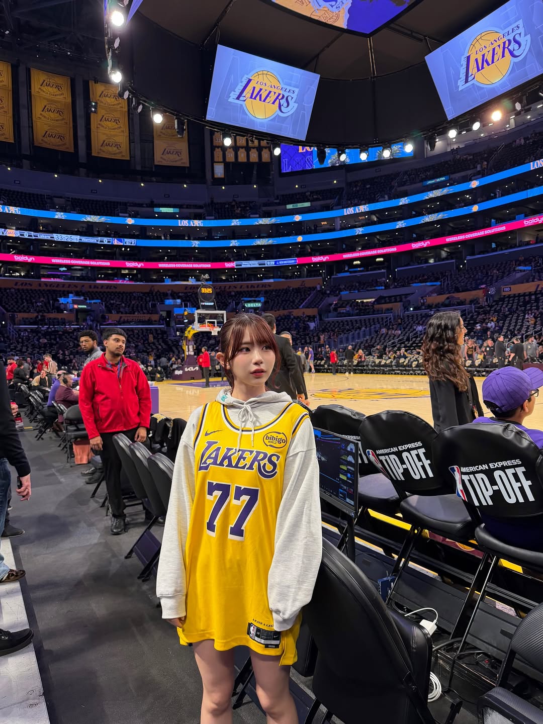 「籃球女孩」再掀話題！葵伊吹 不僅可愛現身 NBA 比賽現場，更與「詹皇」驚喜同框