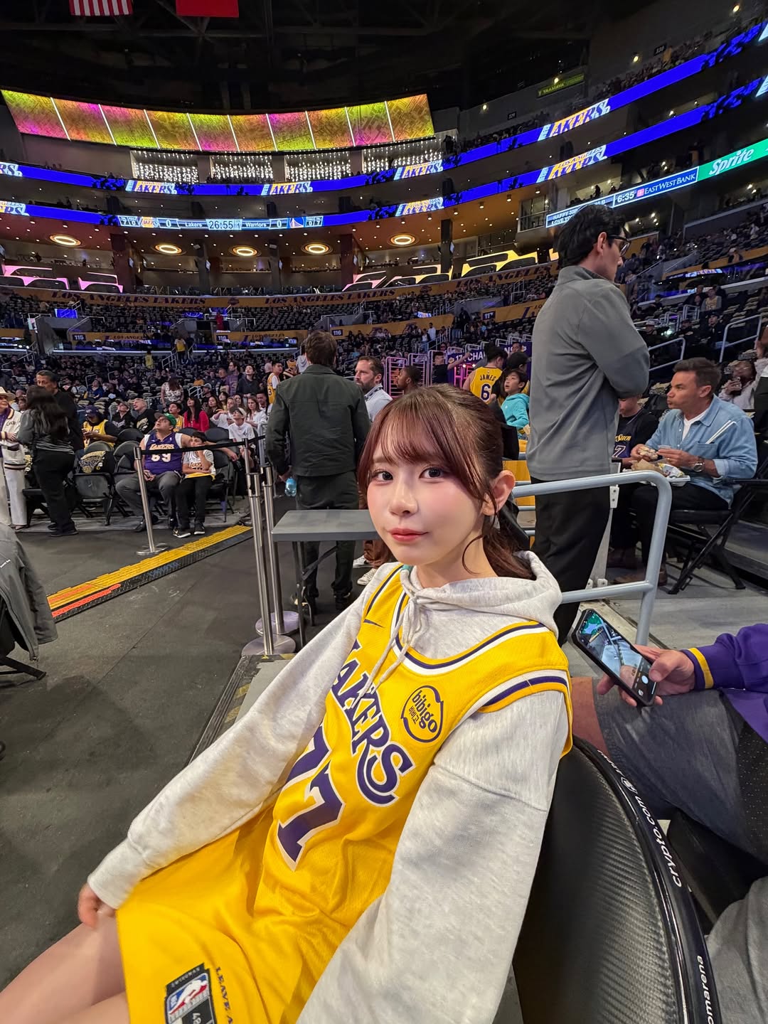 「籃球女孩」再掀話題！葵伊吹 不僅可愛現身 NBA 比賽現場，更與「詹皇」驚喜同框