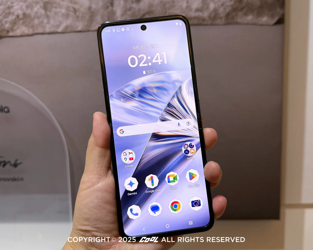 奢華水晶摺疊機！Motorola razr 60 施華洛世奇冰藍限定版太美了！35 顆水晶加持＋耳夾式耳機套組