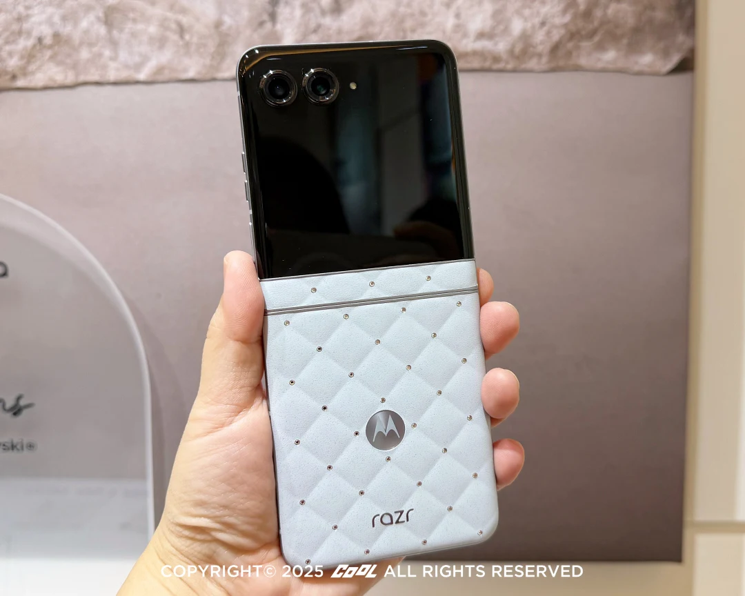 奢華水晶摺疊機！Motorola razr 60 施華洛世奇冰藍限定版太美了！35 顆水晶加持＋耳夾式耳機套組