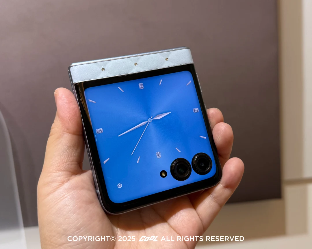 奢華水晶摺疊機！Motorola razr 60 施華洛世奇冰藍限定版太美了！35 顆水晶加持＋耳夾式耳機套組