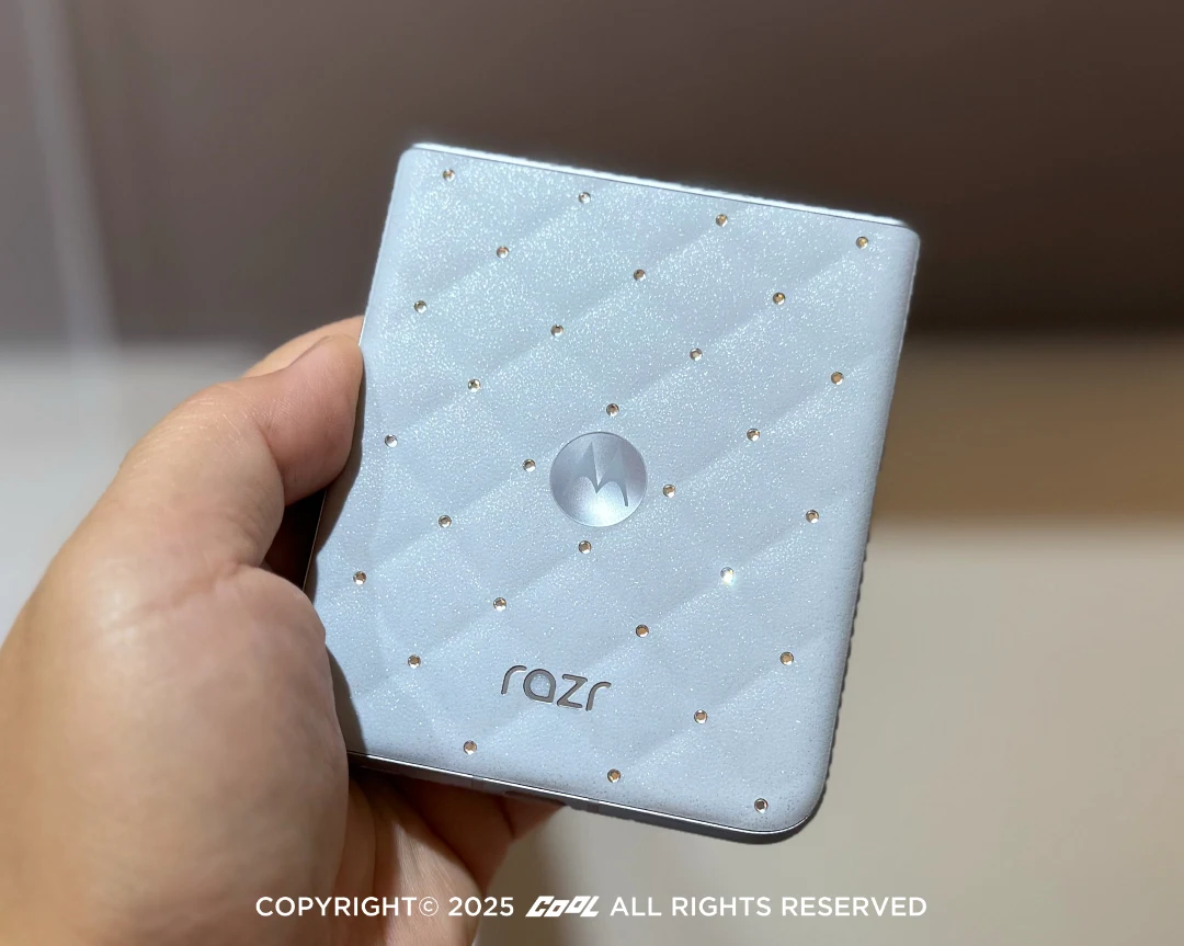 奢華水晶摺疊機！Motorola razr 60 施華洛世奇冰藍限定版太美了！35 顆水晶加持＋耳夾式耳機套組