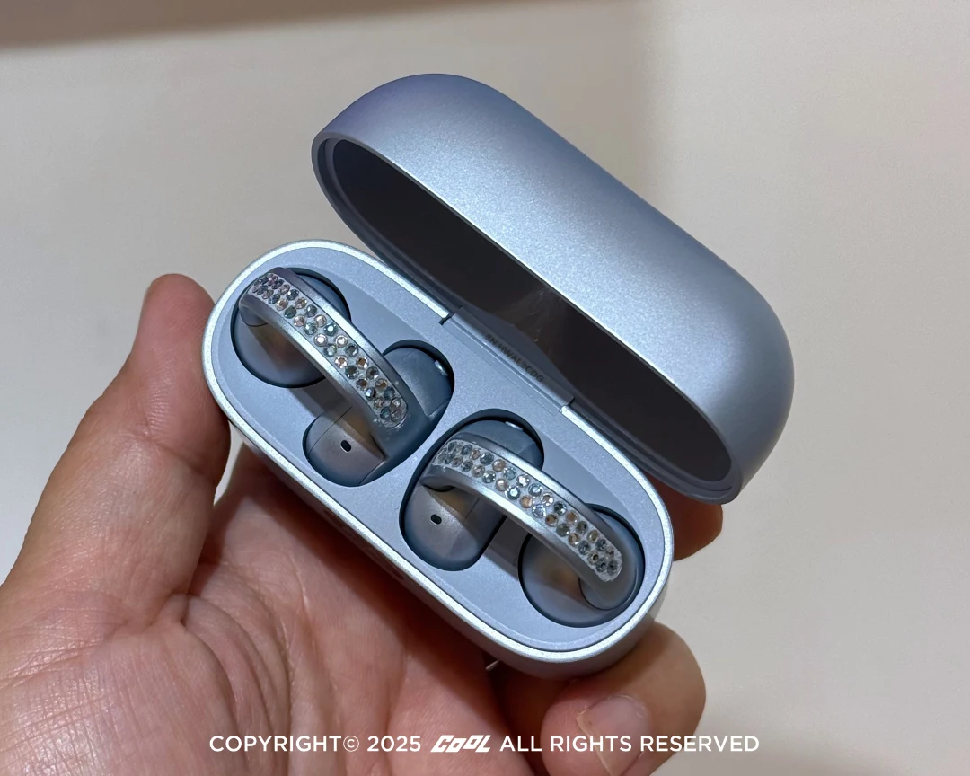 奢華水晶摺疊機！Motorola razr 60 施華洛世奇冰藍限定版太美了！35 顆水晶加持＋耳夾式耳機套組