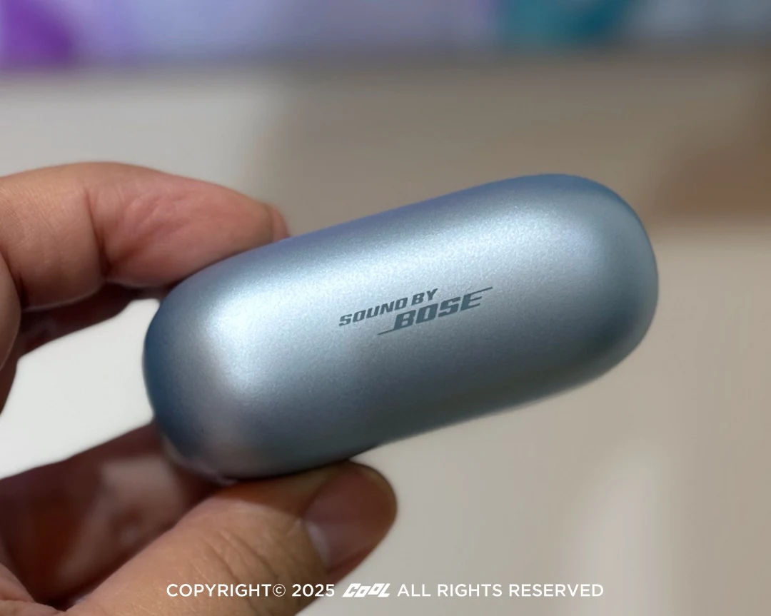 奢華水晶摺疊機！Motorola razr 60 施華洛世奇冰藍限定版太美了！35 顆水晶加持＋耳夾式耳機套組